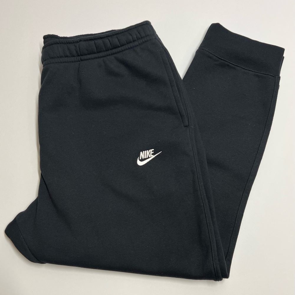 Nike Men's Black Jogger Tapered Sweatpants